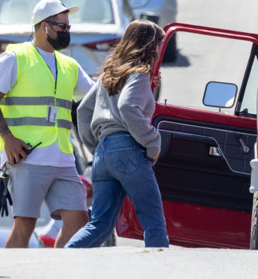 Click to view full size image
==============
On-Set-The-Last-Thing-He-Told-Me-May-16-015.jpg On-Set-The-Last-Thing-He-Told-Me-May-16-015.jpg