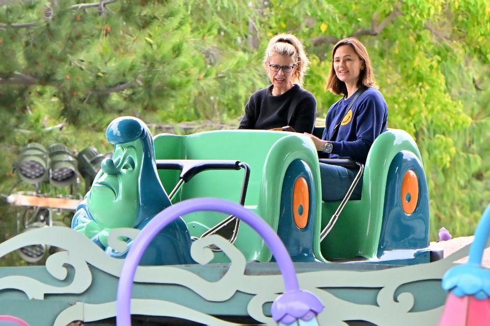 28-Out-and-About-with-Seraphina-and-Emme-on-Disneyland-02.jpg