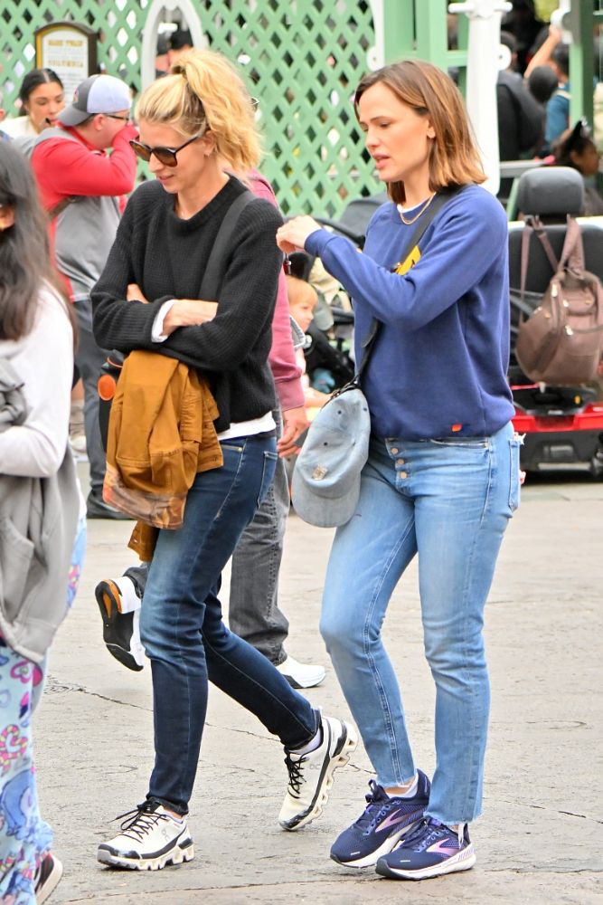 28-Out-and-About-with-Seraphina-and-Emme-on-Disneyland-13.jpg